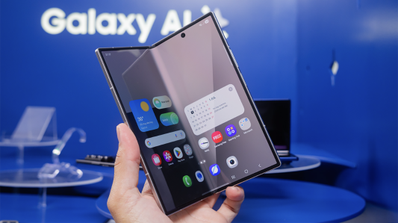 Galaxy Z Fold7 con Galaxy AI de fondo.