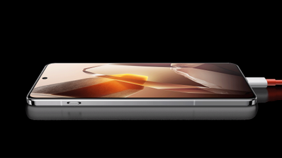 OnePlus 13 cargando sobre la mesa