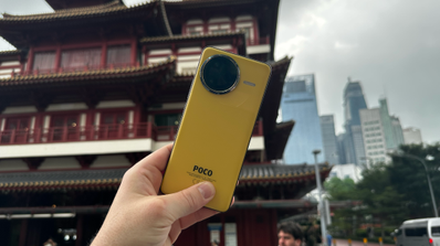 POCO F7 con fondo de localidad china