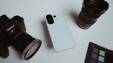 Smartphone vs camara en una mesa.