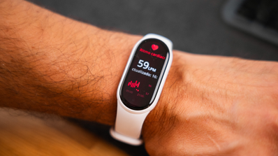 Xiaomi Smart Band 10 colocada en la muñeca