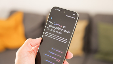 Primer plano de una mano sosteniendo un teléfono Google Pixel con la pantalla de bienvenida del asistente de inteligencia artificial Gemini en español.
