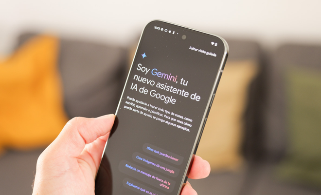 Primer plano de una mano sosteniendo un teléfono Google Pixel con la pantalla de bienvenida del asistente de inteligencia artificial Gemini en español.
