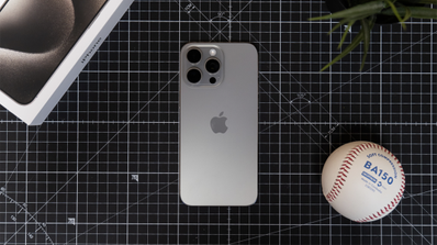iPhone 15 Prp con pelota de baseball