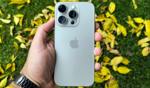 iPhone en mano
