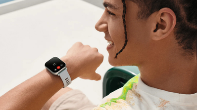Chico respondiendo a una llamada en el Redmi Watch 5 Active