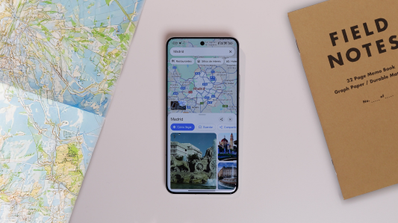 Móvil con Google Maps en la pantalla, con mapa al lado