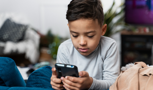 niño con smartphone