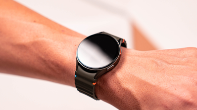 Samsung Galaxy Watch7 puesto en la muñeca