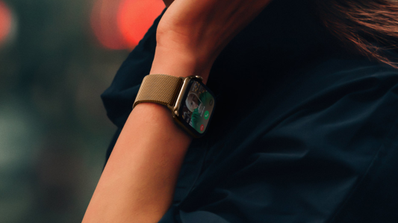 Apple Watch Series 10 puesto en la muñeca