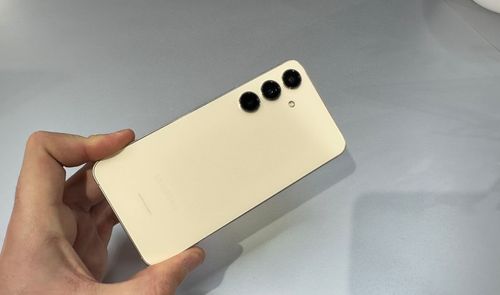 Samsung Galaxy s24 en la mano