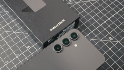Samsung Galaxy S24 FE y caja