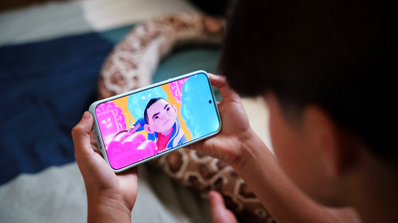 Niño viendo dibujos serie en el movil