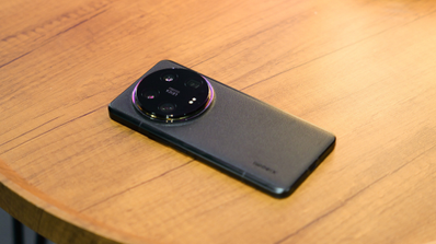 xiaomi 14 ultra apoyado mesa
