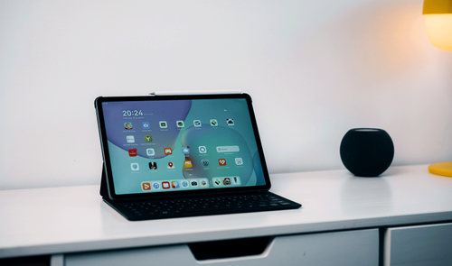 Huawei MatePad 11.5 de 2025 acoplada a su funda teclado sobre un escritorio blanco.