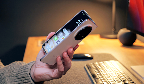 OPPO Find N5 abierto en mano