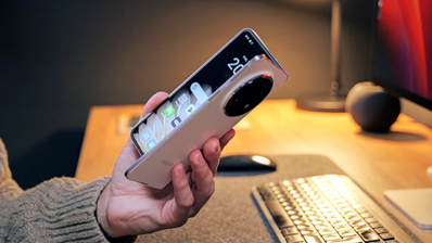 OPPO Find N5 abierto en mano