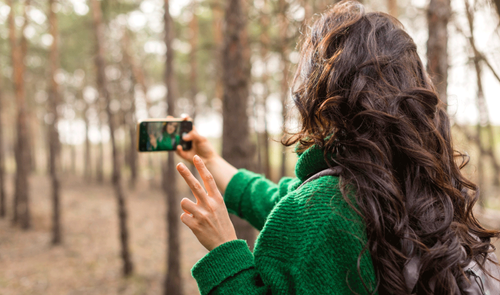 Persona haciendo selfie con movil en la naturaleza