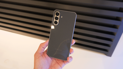 Samsung Galaxy A56 en mano