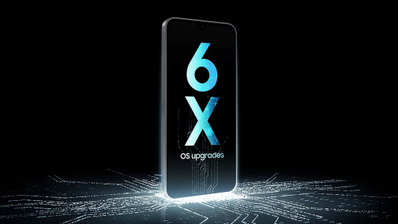 Teléfono Samsung Galaxy A17 5G sobre una superficie de circuitos integrados con el texto 6x OS upgrades en pantalla.