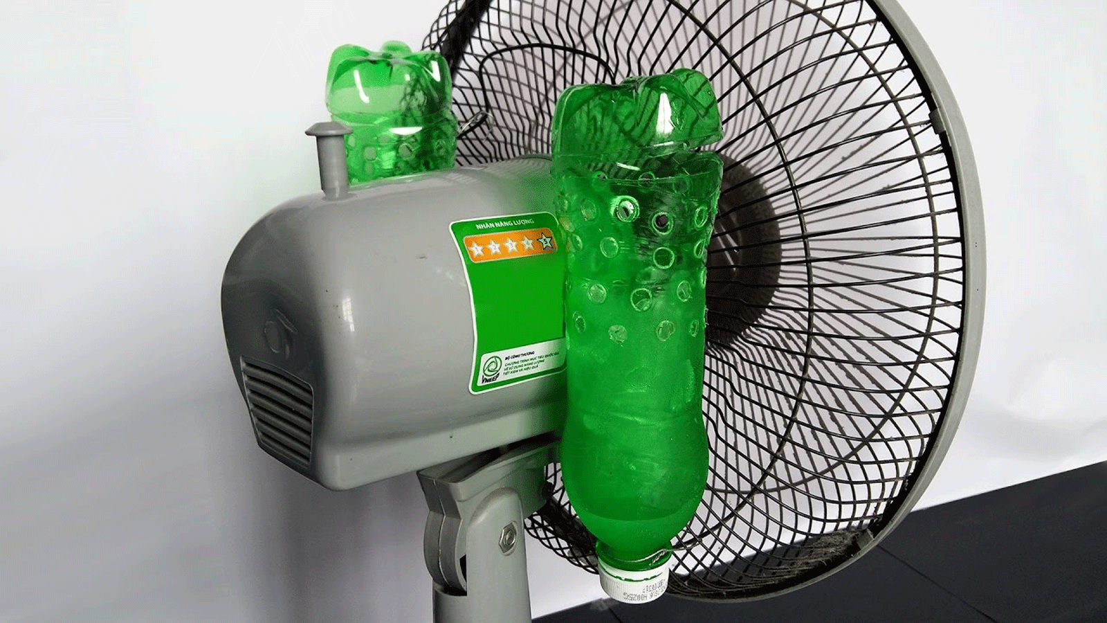 botellas con hielo unidas al ventilador