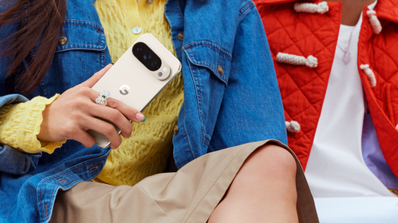 Persona con el Google Pixel 10 Pro en la mano
