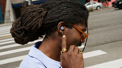 Persona usando los Pixel Buds Pro 2