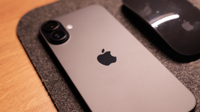 iPhone 16 sobre la mesa