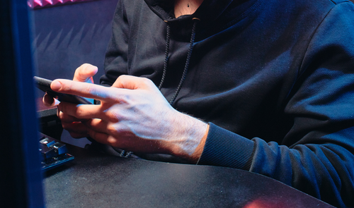 persona con movil mano estafa