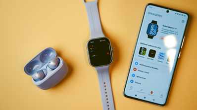 reloj de Xiaomi con app Mi Fitness en smartphone