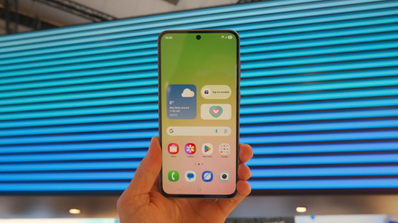 samsung galaxy a56 en mano