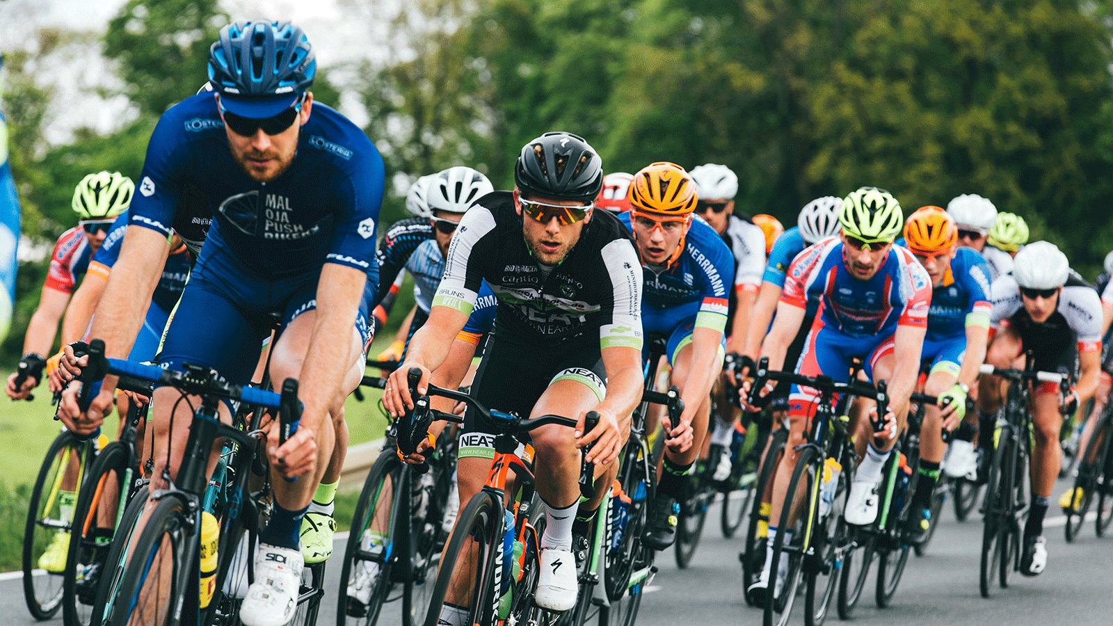 Ciclistas corriendo una carrera