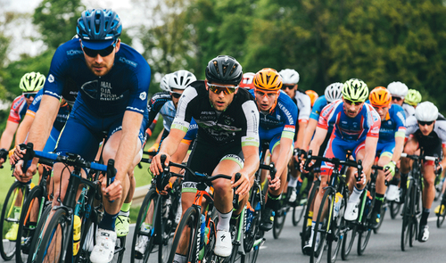 Ciclistas corriendo una carrera