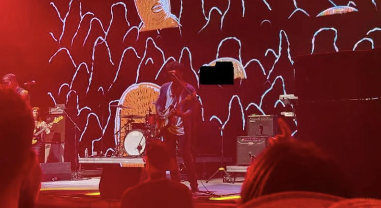 Foto hecha en un concierto por Henry Casey de CNN Underscored
