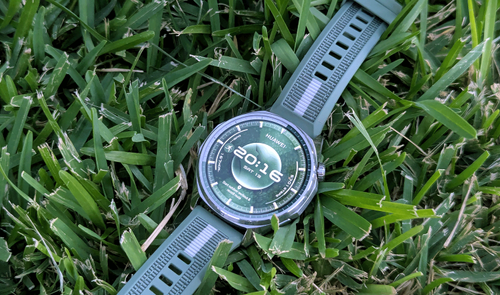 Pantalla del Huawei Watch GT 6 sobre cesped