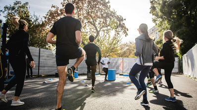 Personas haciendo deporte en la calle