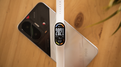Xiaomi Smart Band 10 sobre móvil