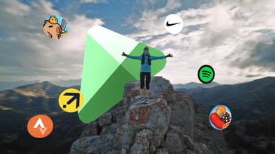 Persona en lo alto de una montaña con el logo de Play Juegos y muchas apps