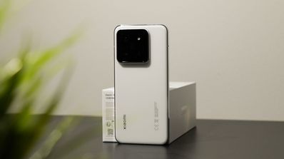 Caja del Xiaomi 14 junto al móvil