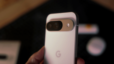 Primer plano del módulo de cámaras trasero del Google Pixel 9 en color claro.