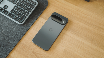 Google Pixel 10 sobre la mesa