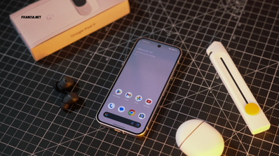 Google Pixel 9 apoyado sobre la mesa con su pantalla y accesorios cerca