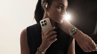 Mujer con el Xiaomi 15T
