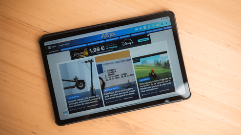 Tableta Redmi Pad 2 mostrando la portada del sitio web ADSLZone sobre una mesa de madera.