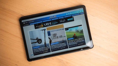 Tableta Redmi Pad 2 mostrando la portada del sitio web ADSLZone sobre una mesa de madera.
