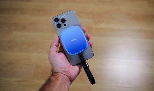 SanDisk Creator Phone SSD en un entorno de trabajo móvil, conectado a un iPhone 17 Pro y junto a un portátil, mostrando su ecosistema para creadores
