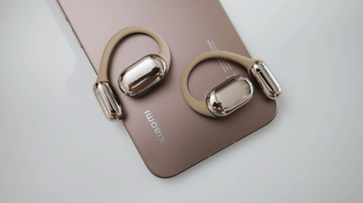 Xiaomi 15T Pro en color Gold junto a auriculares