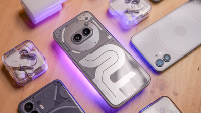 Diseño trasero del Nothing Phone (2a) Plus y otros dispositivos de la marca.