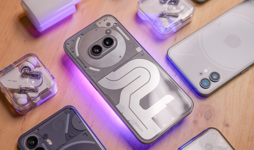 Diseño trasero del Nothing Phone (2a) Plus y otros dispositivos de la marca.