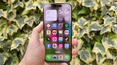 iPhone 16 Pro en mano con pantalla encendida mostrando aplicaciones